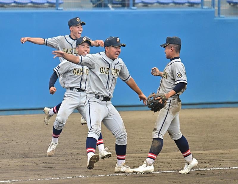 成田－千葉学芸　タイブレークを制し喜ぶ千葉学芸ナイン＝県総合ＳＣ
