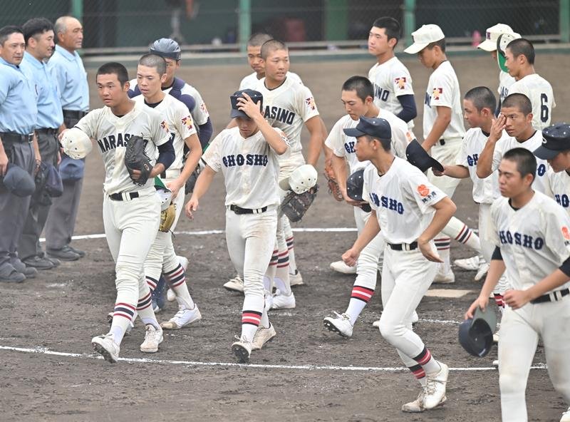 習志野に五回コールドで敗れ、肩を落とす銚子商ナイン＝柏の葉
