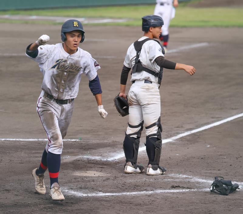小金－船橋二和　８回裏小金１死三塁、信太のスクイズで三走末田が逆転の生還を果たしガッツポーズする＝成田大谷津
