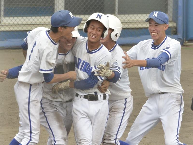 東総工―成田国際　サヨナラ勝ちし、歓喜に沸く成田国際ナイン＝長生の森

