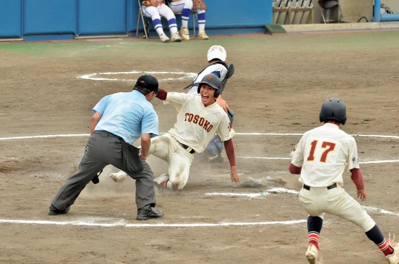 東総工－成田国際　８回表東総工２死一、二塁、加瀬琉の適時打で本塁を突く石田＝長生の森
