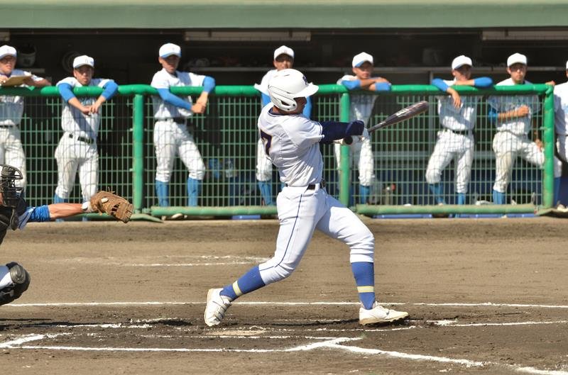 志学館―船橋東　１回裏志学館１死二塁、先制適時打を放つ渡辺拳＝成田大谷津
