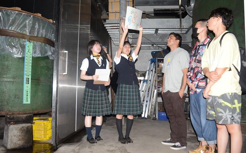 「守屋酒造」で留学生を案内する東金商業高の生徒ら（左から１、２人目）＝１７日、山武市