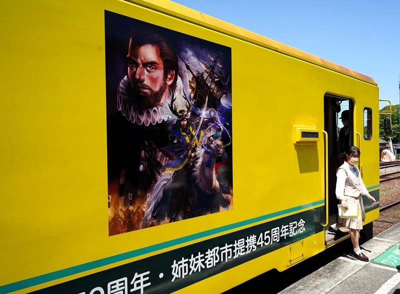 本多忠勝とドン・ロドリゴが描かれたいすみ鉄道のラッピング車両＝大多喜駅
