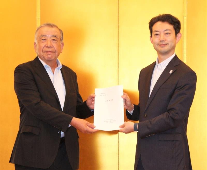 県経営者協会の三枝会長（左）から要望書を受け取る熊谷知事＝千葉市中央区
