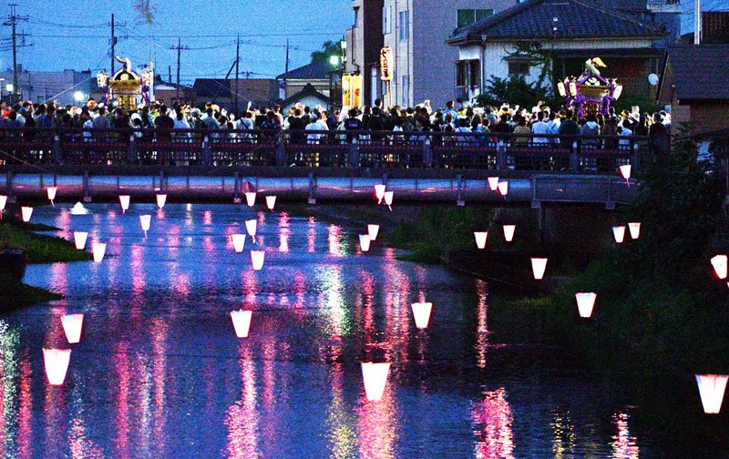 約３００個のぼんぼりが飾られた黒部川＝２２日夜、香取市

