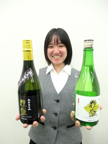 販売中の日本酒「粒盛」。左が純米大吟醸、右が純米吟醸＝市川市のＪＡいちかわ本店