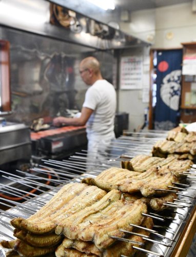 ウナギを香ばしく焼き上げる山川さん＝３０日、香取市