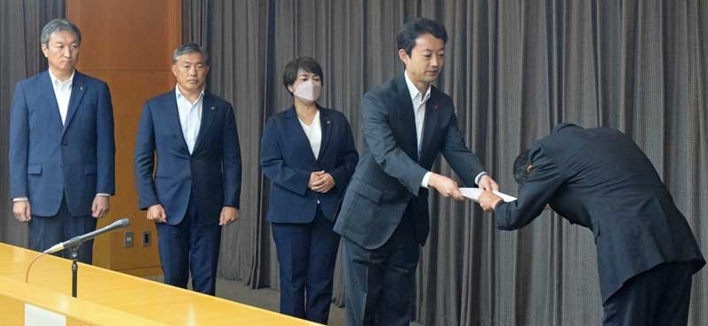 日本製鉄東日本製鉄所の野見山所長（右端）に指導文書などを手渡す熊谷知事（右から２人目）と地元３市長＝８日、県庁
