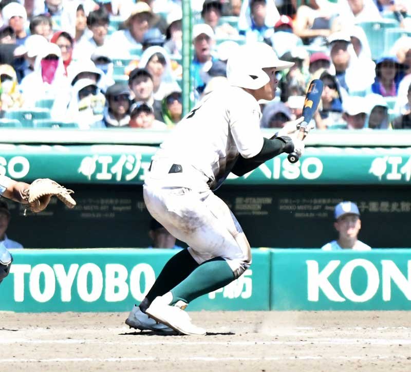 専大松戸─東海大甲府　７回裏専大松戸１死満塁、宮尾がセーフティースクイズを決める＝甲子園