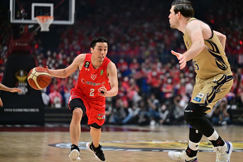 琉球とのＣＳ第１戦でドリブルする千葉ジェッツの富樫（左）＝５月２７日、横浜アリーナ
