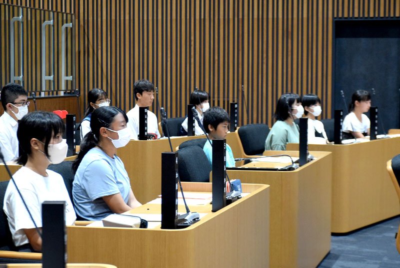 真剣な表情で発言や答弁に聞き入る子ども議員たち＝旭市議会議場
