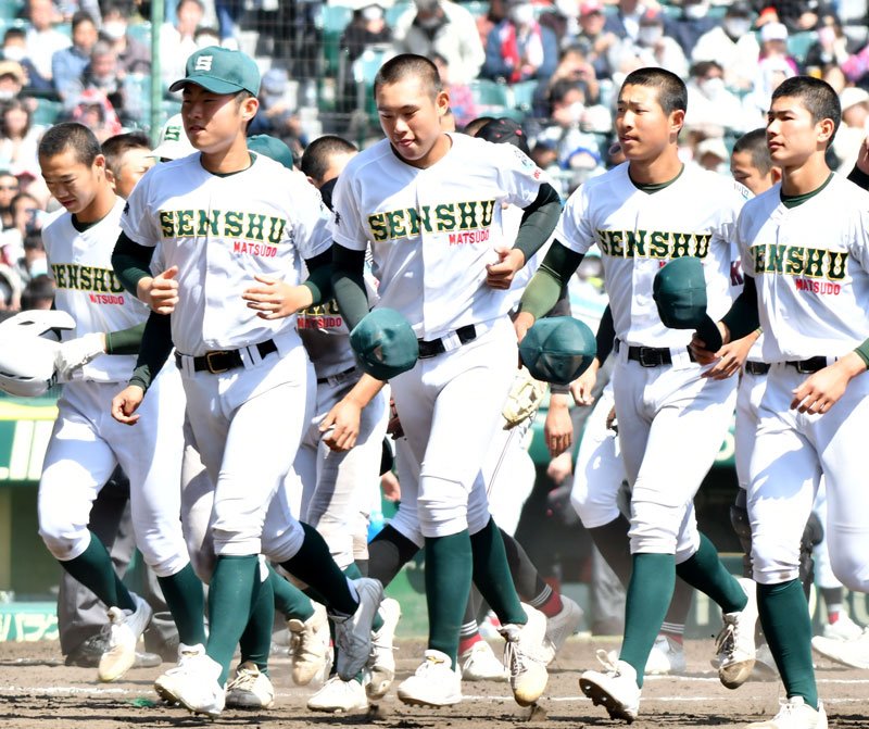 広陵との準々決勝に敗れ、引き上げる専大松戸ナイン＝３月２９日、甲子園