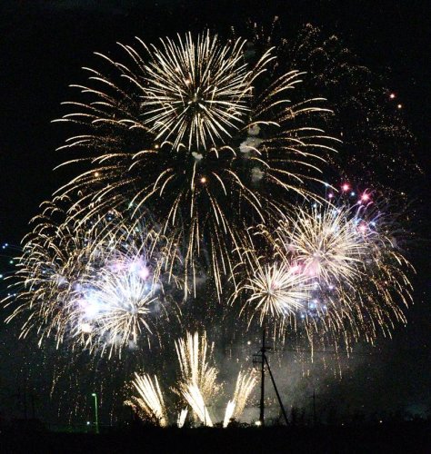４年ぶりに約５千発の大輪が夜空を彩った「水郷おみがわ花火大会」＝１日夜、香取市

