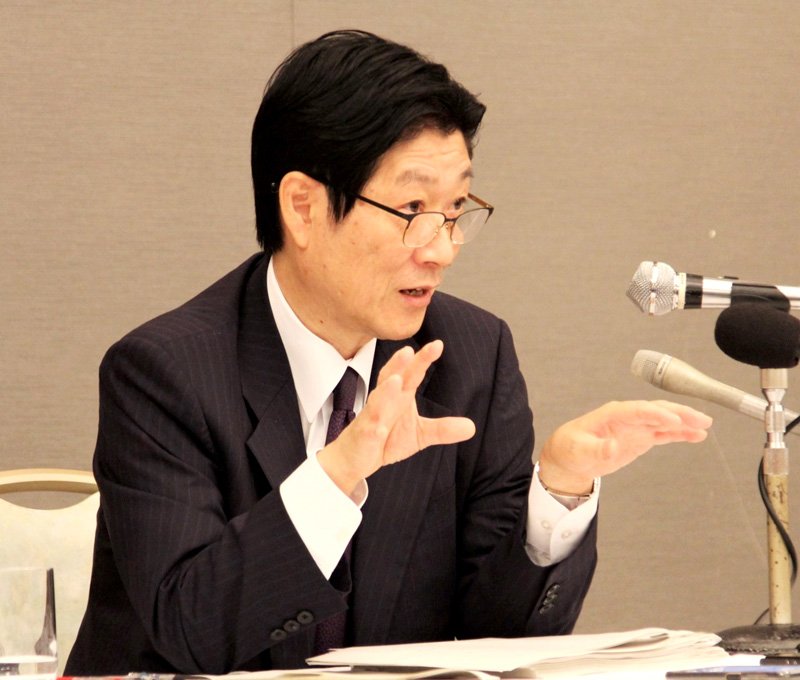 記者会見で質問に答える日銀の内田副総裁＝２日、千葉市中央区