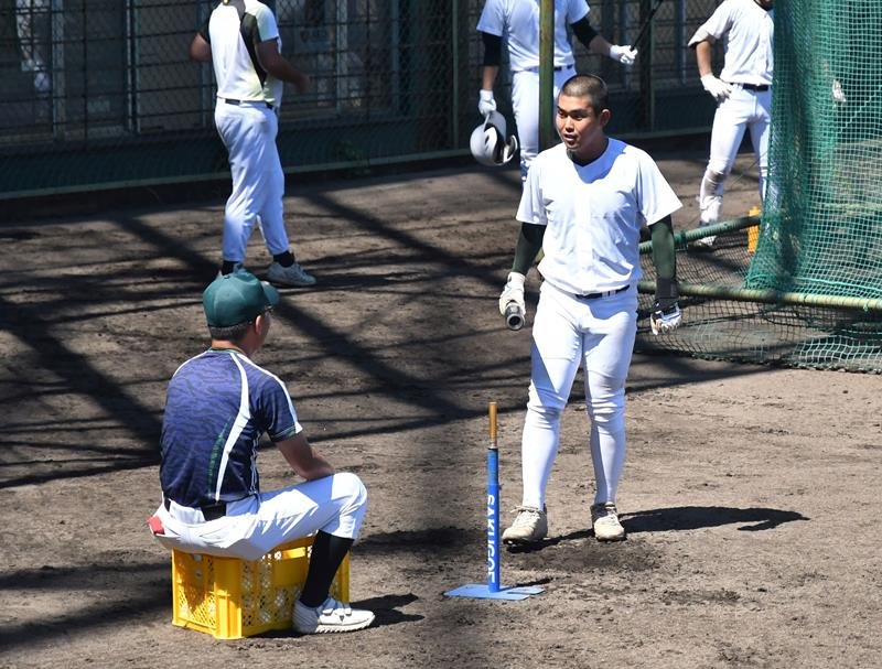 ティー打撃に取り組む専大松戸の吉田（右）＝兵庫県西宮市
