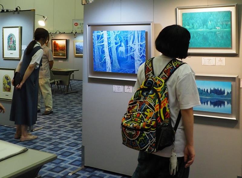 世界の名画約１２０点が並ぶ「現代国際巨匠絵画展」＝５日、木更津市
