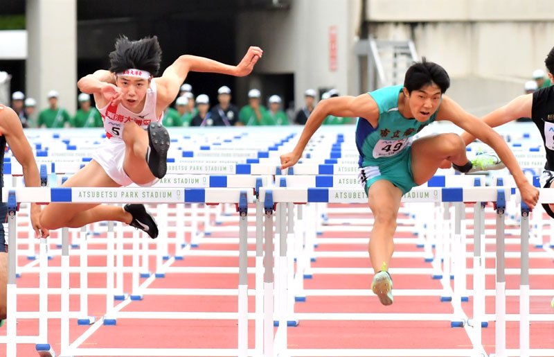 男子１１０メートル障害決勝　ハードルを越える１位の市船橋・山中恭介（右）と２位の東海大浦安・小島慧一郎＝札幌厚別公園競技場