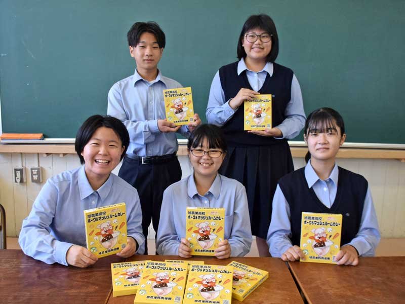 豚肉レトルトカレーの新商品を手にする旭農業高園芸科フードデザイン専攻の３年生＝旭市