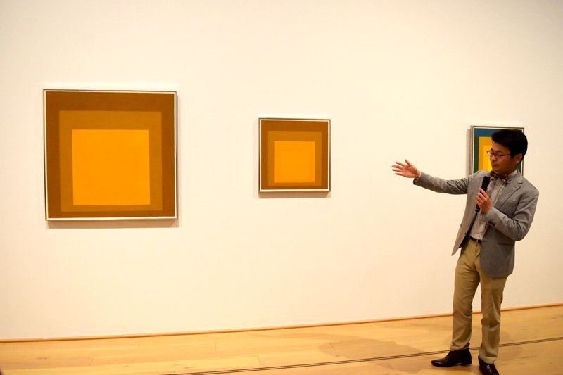 大きさが異なる作品を紹介する亀山学芸員（Ｃ）Ｔｈｅ　Ｊｏｓｅｆ　ａｎｄ　Ａｎｎｉ　Ａｌｂｅｒｓ　Ｆｏｕｎｄａｔｉｏｎ