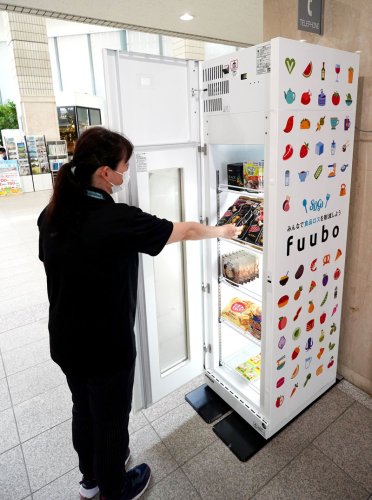 脱炭素、食品ロス削減に向け設置した販売機＝勝浦市役所