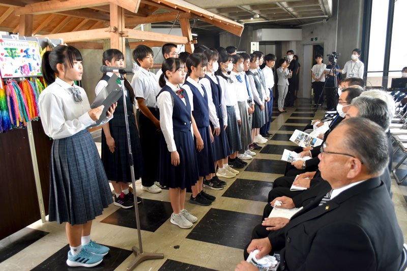 市関係者に学習報告を行った平和使節団の地元中学生＝１５日、佐倉市役所