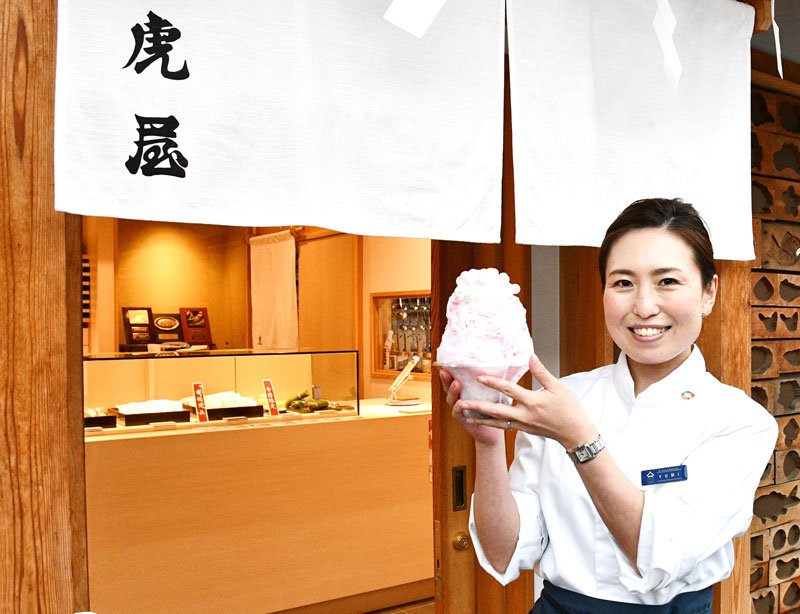 天然氷を使ったかき氷「さくら」を紹介する高橋さん＝香取市
