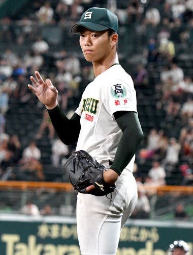 ブルペンで投球練習を行う専大松戸の平野