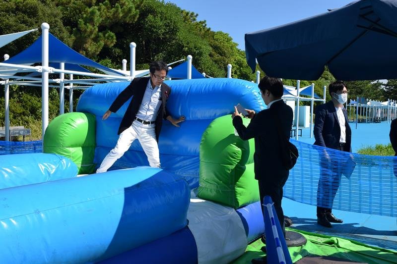 事故があったスライダーを確認する市議ら＝１８日、千葉市美浜区
