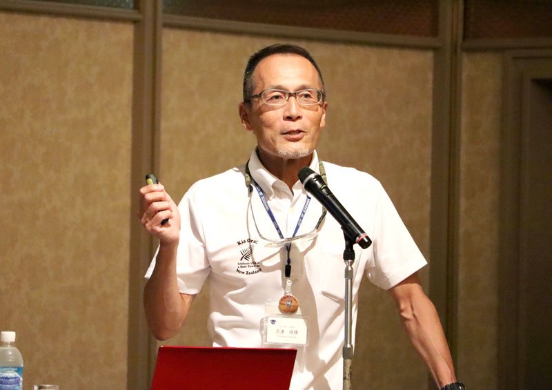 千葉政経懇話会８月例会で講演する忍澤氏＝２９日午後、千葉市中央区のホテル