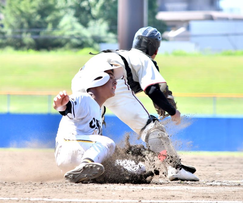 市原中央－行徳　４回裏市原中央無死一、三塁、春山のスクイズで生還する五島＝県総合ＳＣ