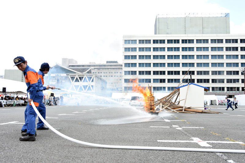 関東大震災から１００年を迎えるのを前に、直下地震発生を想定した訓練で初期消火訓練をする千葉市消防団員ら＝２７日午前、同市役所
