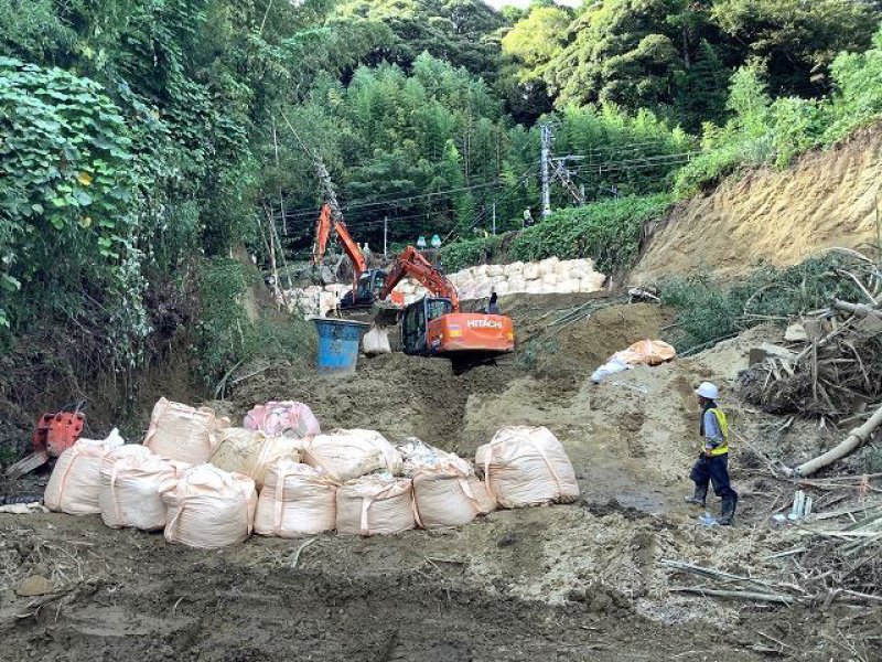土砂崩れが発生した外房線土気―大網間の復旧工事状況＝１１日（ＪＲ千葉支社提供）
