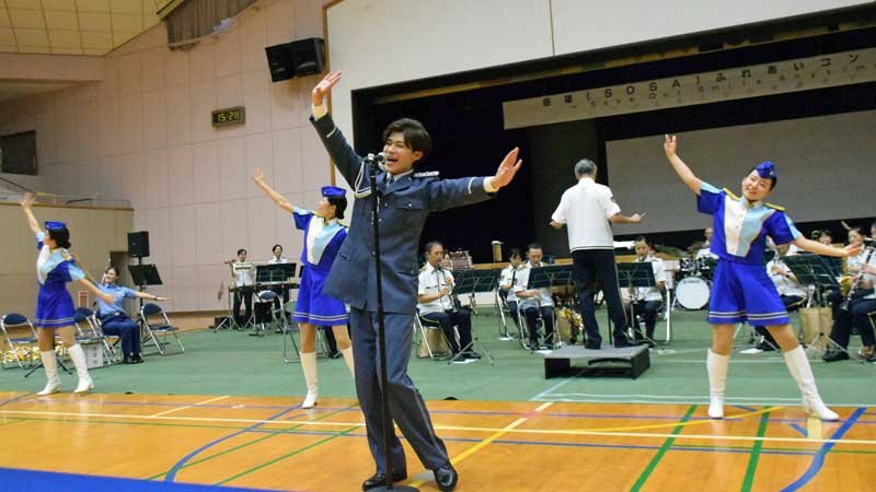 新浜レオンさん一日署長に　「サギ・さぎ・サンバ」で被害防止を呼び掛け　匝瑳署