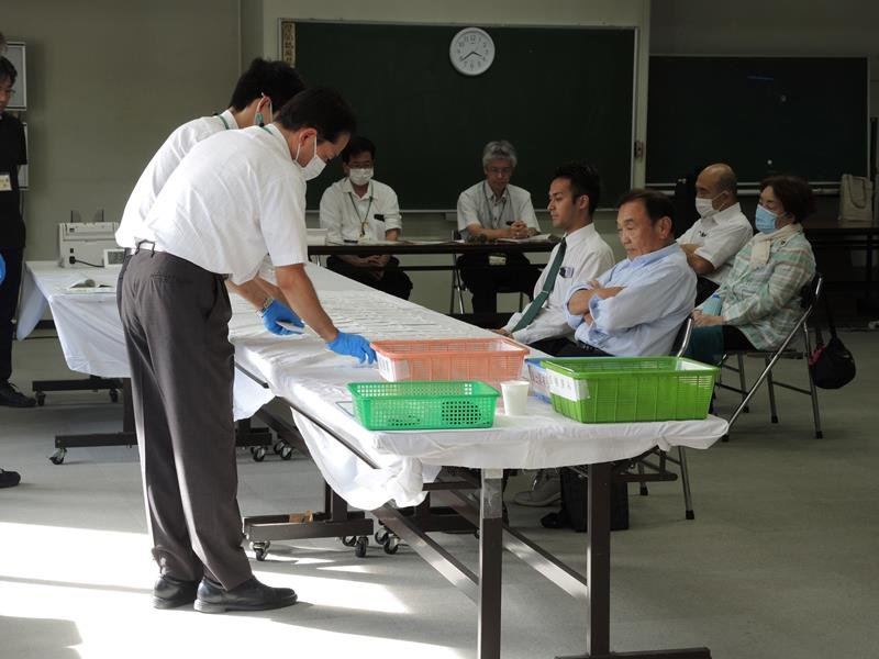 異議申し出を受けて柏市選管が行った市議選票の再点検＝８月３１日、同市
