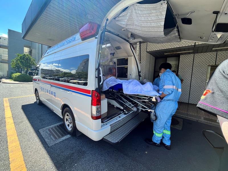 市立海浜病院で導入した高規格救急車で、医師も同乗しながら患者を転搬送する様子（同病院提供）