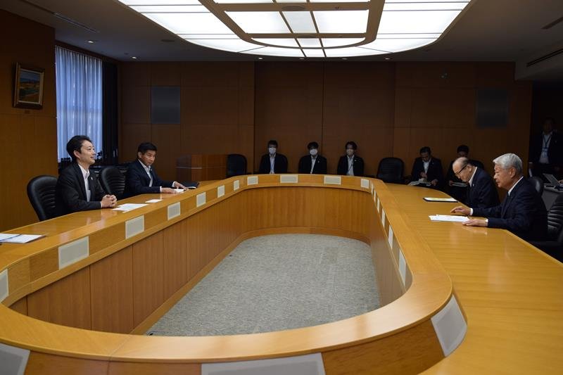 熊谷知事（左端）に計画を説明する西浦会長（右端）＝県庁

