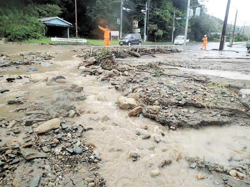 土砂や石が流れ込んだ大多喜町の国道２９７号八声交差点＝８日午後０時１５分ごろ