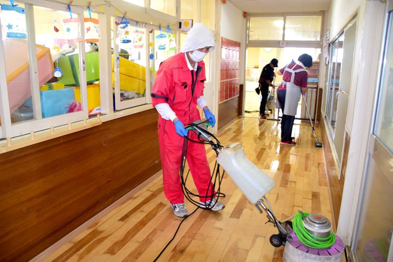 浸水した町保保育所の廊下で行われた洗浄作業＝１１日午前１０時１５分ごろ、茂原市高師