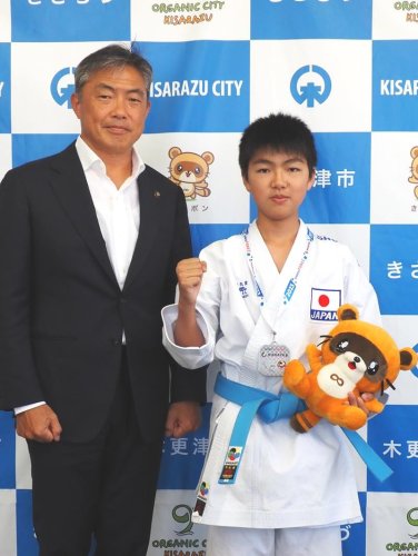 空手の世界大会で準優勝を果たした今村選手（右）と渡辺市長＝木更津市
