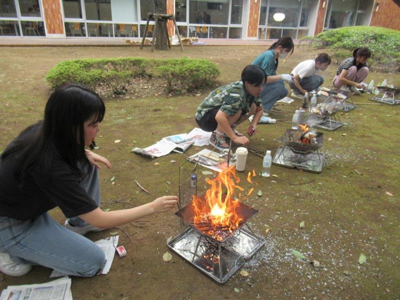 レトルトカレーを作るのに、火が消えないよう苦心する大学生ら＝千葉商科大学
