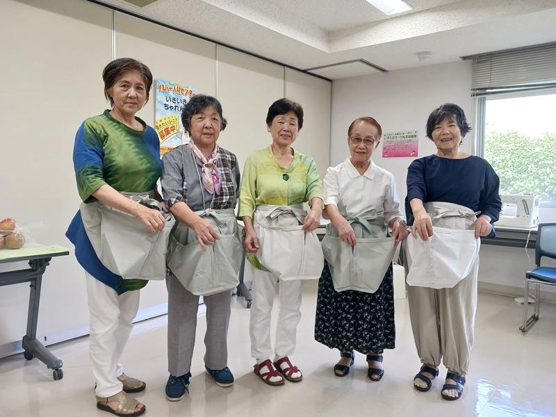 袋を制作した三井さん（中央）ら白井市シルバー人材センター手工芸班の女性たち＝同センター
