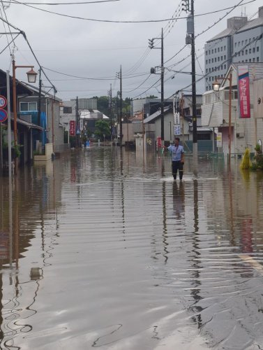 大雨で冠水した茂原八幡神社近くの道路＝８日午後４時４５分ごろ、茂原市茂原
