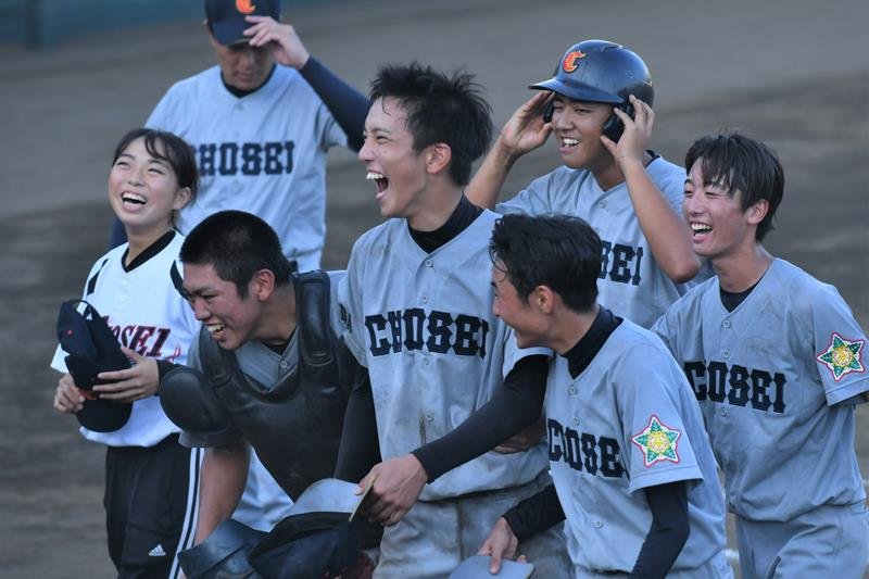 千葉日大一に勝利し、笑顔の長生ナイン。中央は１失点完投の田村＝袖ケ浦市営
