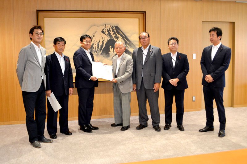 神谷市長（左から３人目）に要望書を手渡す大槻会長＝１９日、千葉市役所