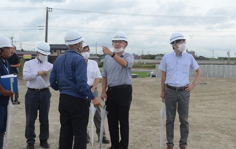 大量の土砂が運び込まれた現場を視察する第三者委の委員ら＝２２日、山武市小松
