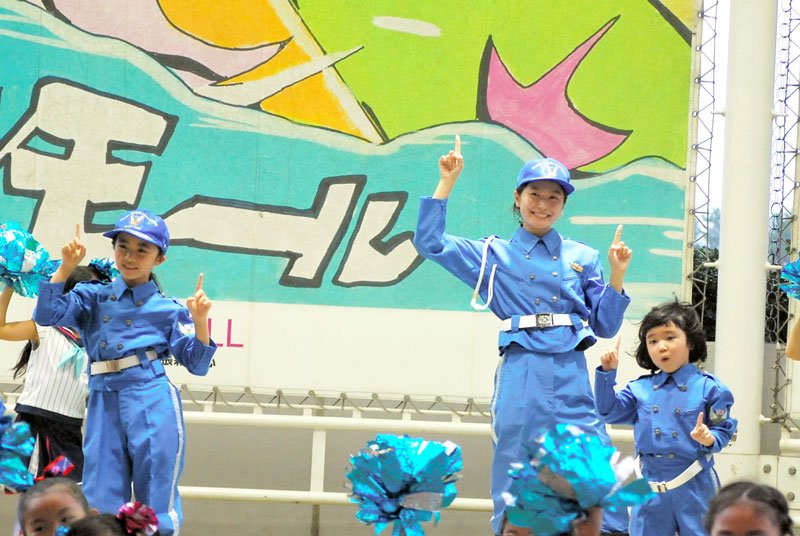 白バイ隊員姿でダンスを披露する浅田芭路さん（左）と永尾柚乃さん＝２１日、千葉市美浜区