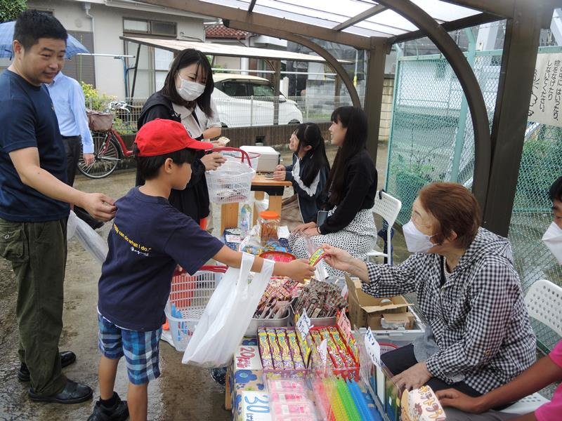 お年寄りと高校生が協力して開店した「駄菓子ばぁ　ひまわり」＝松戸市