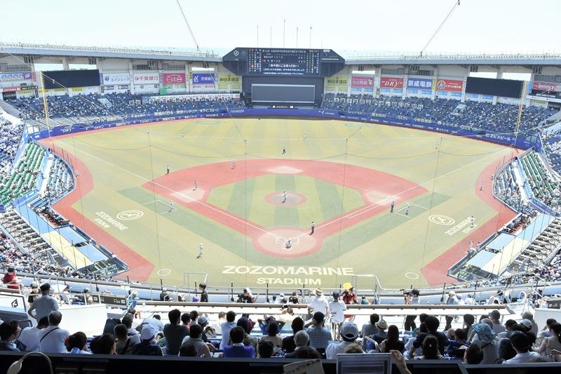 イベント時の熱中症対策でグラウンドにスポーツドリンクや食べ物も持ち込みが可能になる＝千葉市美浜区のＺＯＺＯマリンスタジアム
