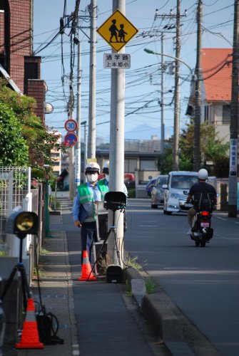 通学路で速度違反取り締まりを行う松戸署員＝２９日午前８時５分ごろ、松戸市新作
